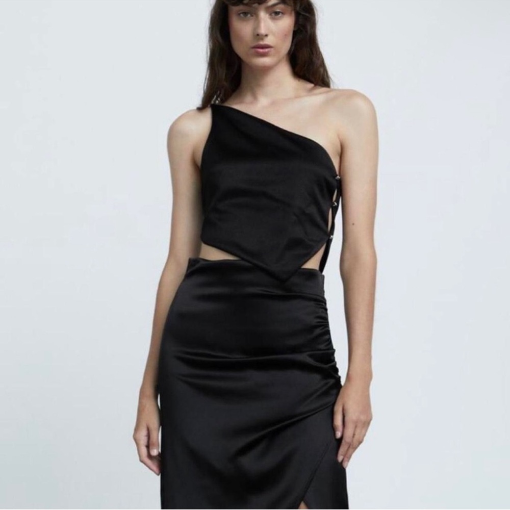 ASYMMETRICAL CROP TOP